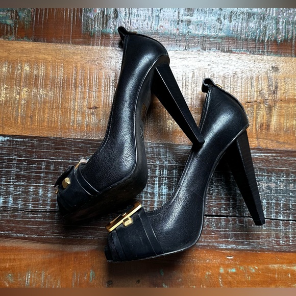 ✅2 for $50✅
BCBGMAXAZRIA Pump - GUC 35.5 fit like a 6 - Picture 3 of 5